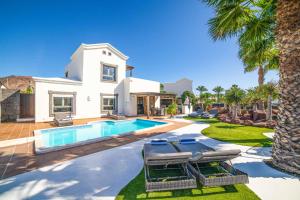 willa z basenem i domem w obiekcie Villa Lucero w mieście Playa Blanca