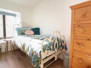 um quarto com uma cama e uma cómoda em Rose Cottage em Settle