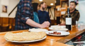 uma mesa com pratos de comida e uma garrafa de vinho em Moderno, céntrico. Perfecto para familias. em Vitoria-Gasteiz