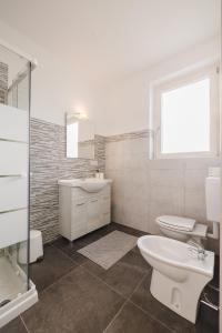 Passirano的住宿－Villa Agreste in Franciacorta，白色的浴室设有卫生间和水槽。