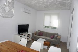 TV a/nebo společenská místnost v ubytování Modern Apartment 10mins from the Beach