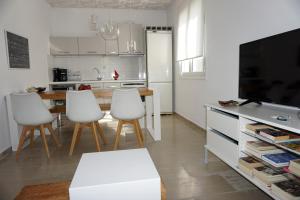 Kuchyň nebo kuchyňský kout v ubytování Modern Apartment 10mins from the Beach