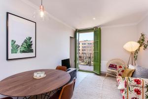 a living room with a table and a couch at Stay U-nique Apartments Fira BCN in Hospitalet de Llobregat