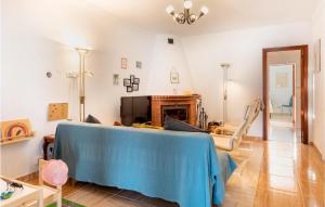 ein Wohnzimmer mit einer blauen Couch und einem Kamin in der Unterkunft Lovely Home In Chiclana De La Fronter in Chiclana de la Frontera