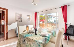 ein Esszimmer mit einem Tisch und einem Fenster in der Unterkunft Lovely Home In Chiclana De La Fronter in Chiclana de la Frontera