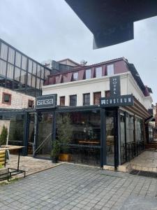 una tienda de un restaurante frente a un edificio en Hotel Castrum en Skopie