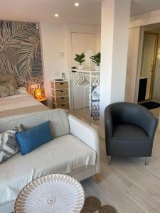 a living room with a couch and a chair at Apartamento Tres Banderas in Estepona