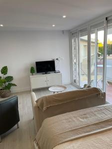 a living room with a couch and a tv at Apartamento Tres Banderas in Estepona