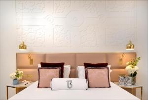 - une chambre avec un lit et deux oreillers dans l'établissement Hotel Bowmann, à Paris