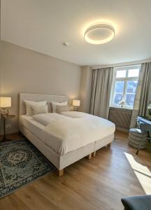 Un dormitorio con una cama grande y una ventana en Hotel Martin am Dom, en Bamberg