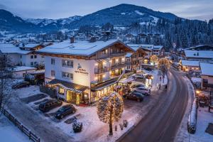 Una ciudad en las montañas con luces de Navidad en Active Apartments, en Maria Alm am Steinernen Meer