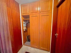 einen Schrank mit Holzschränken in einem Zimmer in der Unterkunft Urlaub im Schwarzwald! GHP227 in Sasbachwalden