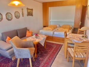 ein Wohnzimmer mit einer Couch, einem Bett und einem Tisch in der Unterkunft Urlaub im Schwarzwald! GHP227 in Sasbachwalden