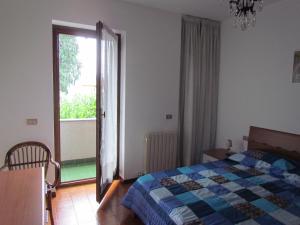 een slaapkamer met een bed, een tafel en een raam bij Appartamento Bilocale Dante in Stresa