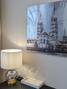 einen Tisch mit einer Lampe und zwei Weingläsern darauf in der Unterkunft Hotel Martin am Dom in Bamberg