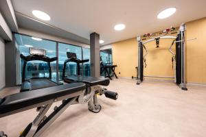 sala fitness z siłownią z bieżniami w obiekcie HORIZON HEVENIA Rewal Apartament z dużym tarasem i widokiem na morze w Rewalu
