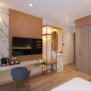 Llit o llits en una habitació de The Risman Hotel At Jakarta Airport CBC