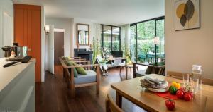 a kitchen and a living room with a dining table at Center Parcs Les Bois Francs in Verneuil d’Avre et d’Iton
