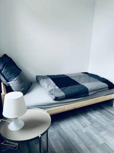 Bett in einem Zimmer mit einem Tisch und einem Stuhl in der Unterkunft cozy Monteurwohnung/WLAN in Bautzen