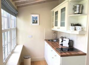 Kuchyň nebo kuchyňský kout v ubytování Coastal Chic waterfront studio