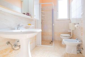 a white bathroom with a sink and a toilet at Villa Lusia con Piscina Privata a Pescoluse in Marina di Pescoluse