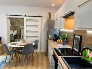 Kuchyň nebo kuchyňský kout v ubytování Comfortable apartment for 1-4 guests