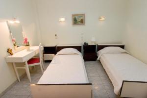 Habitación hospitalaria con 2 camas y lavamanos en ΩΚΕΑΝΙΣ, en Loutra Edipsou