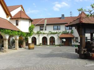 une cour d'une maison avec un bâtiment dans l'établissement Landhotel im Klostereck Strubel-Roos, à Flonheim