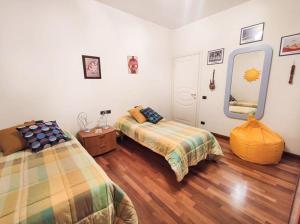 サン・ベネデット・デル・トロントにあるLa casa di Alessia con corte privataのベッドルーム1室(ベッド2台、鏡付)