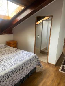 Кровать или кровати в номере Hermosas habitaciones para 1 - 2 o 4 personas