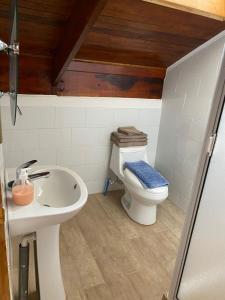 Uma casa de banho em Hermosas habitaciones para 1 - 2 o 4 personas