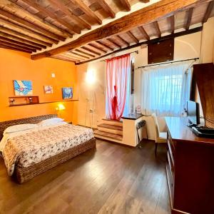 a hotel room with a bed and a desk and a desk at La Dimora nel Corso in Montepulciano