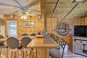 uma sala de jantar com uma grande mesa de madeira e cadeiras em Cozy Vacation Rental Near Castle Rock Lake! em Adams