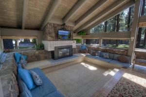 - un salon avec un canapé et une cheminée dans l'établissement Lucky Lady 404 home, à South Lake Tahoe