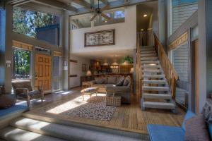 - un salon avec un escalier dans une maison dans l'établissement Lucky Lady 404 home, à South Lake Tahoe