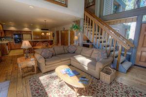 - un salon avec un canapé et un escalier dans l'établissement Lucky Lady 404 home, à South Lake Tahoe