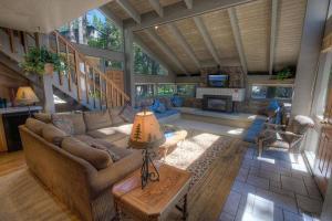 - un salon avec un canapé et une cheminée dans l'établissement Lucky Lady 404 home, à South Lake Tahoe