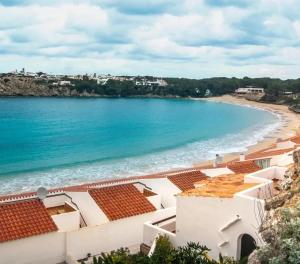 widok na plażę z budynku w obiekcie Apartamento Sol Isla Arenal de'n Castell w mieście Arenal d'en Castell