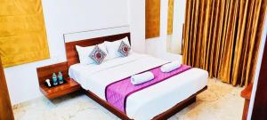 Keerthis Royal Suites - Near International Airport Terminal 1 and 2客房内的一张或多张床位