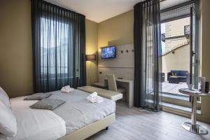 een slaapkamer met een bed met handdoeken erop bij Hotel Diplomatic in Turijn