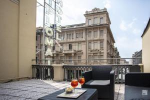 balcón con mesa y 2 copas de vino en Hotel Diplomatic en Turín