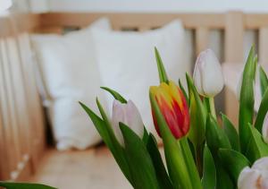 bukiet kwiatów w pokoju z łóżkiem w obiekcie Mühlbauerhof w mieście Großklein