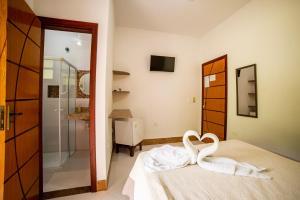 Postel nebo postele na pokoji v ubytování Pousada Cantinho do Sossego Paraty tem Piscina com Vista pra Montanha, Salão de Jogos, Café da Manhã, Estacionamento, Gerador de Energia, Próximo as principais Praias, Ilhas e Cachoeiras