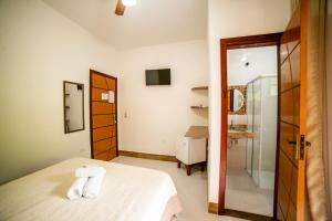 Postel nebo postele na pokoji v ubytování Pousada Cantinho do Sossego Paraty tem Piscina com Vista pra Montanha, Salão de Jogos, Café da Manhã, Estacionamento, Gerador de Energia, Próximo as principais Praias, Ilhas e Cachoeiras