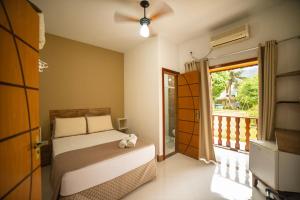 Postel nebo postele na pokoji v ubytování Pousada Cantinho do Sossego Paraty tem Piscina com Vista pra Montanha, Salão de Jogos, Café da Manhã, Estacionamento, Gerador de Energia, Próximo as principais Praias, Ilhas e Cachoeiras
