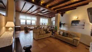 ein Wohnzimmer mit zwei Sofas und ein Wohnzimmer mit in der Unterkunft Domus Romulea in Bisaccia