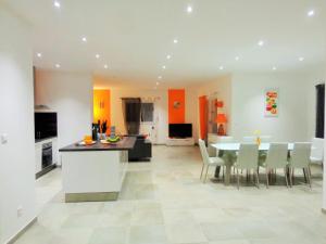 Una cocina y un comedor con mesa y sillas. en Arinella Villas, en Farinole