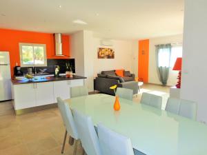 Una cocina y una sala de estar con mesa y sillas. en Arinella Villas, en Farinole