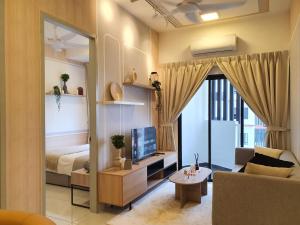 ein Wohnzimmer mit einem Bett, einem TV und einem Sofa in der Unterkunft Cozy 2 bedrooms 4 pax Menjalara Near Desa Park City in Kuala Lumpur