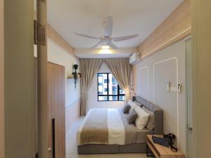 Schlafzimmer mit einem Bett und einem Fenster in der Unterkunft Cozy 2 bedrooms 4 pax Menjalara Near Desa Park City in Kuala Lumpur